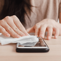 Comment nettoyer efficacement sa coque de téléphone ? - OHMYCASE
